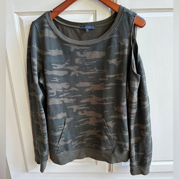 Sanctuary Camo Scoop Neck Sweater w/ Pocket & Open Left Shoulder Size L - Picture 1 of 4